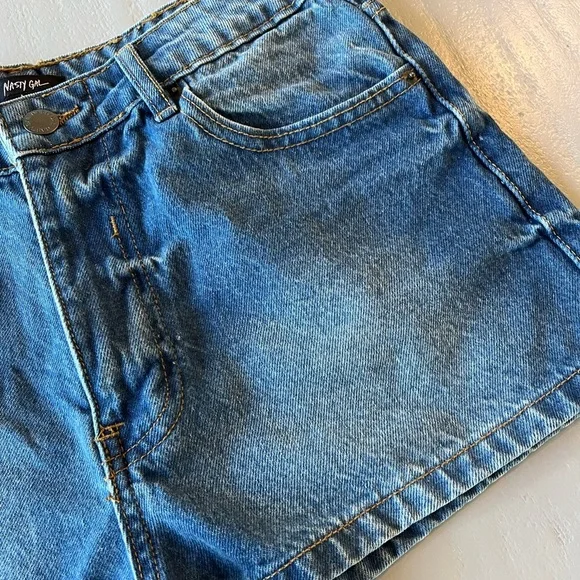 NWT Nasty Gal Cheeky Denim Shorts Mid Wash Size 6 - Picture 2 of 9